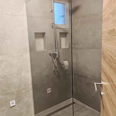 Breeze Jacuzzi House